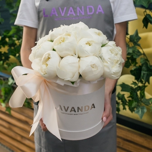 Воздушная коробочка белых пионов