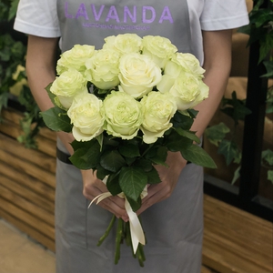 11 белых роз 50 см.