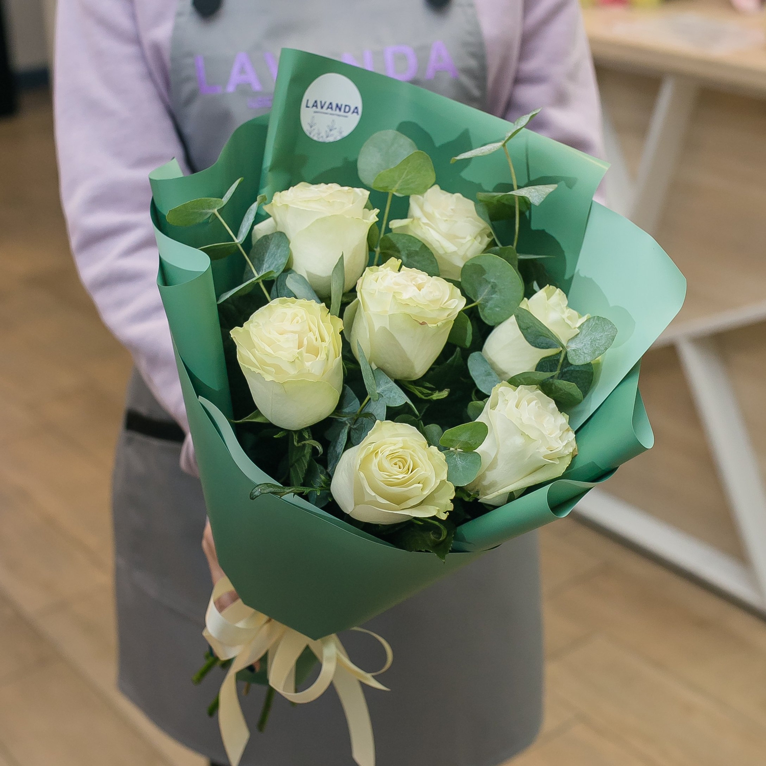 Букет белых роз в стильной пленке с эвкалиптом