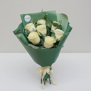 Букет белых роз в стильной пленке с эвкалиптом