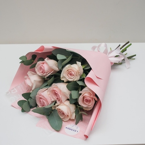 Букет розовых роз в стильной пленке с эвкалиптом