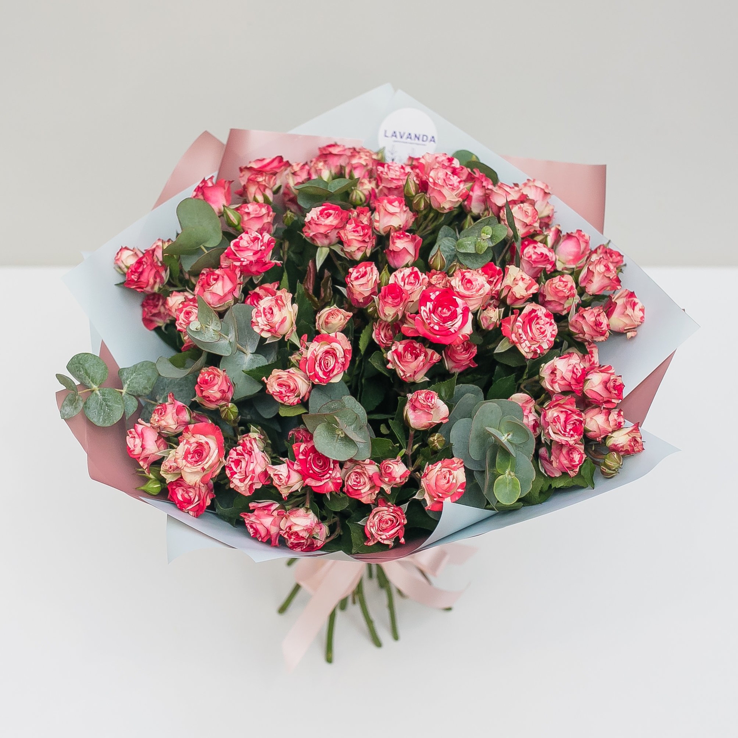 Букет кустовых роз с эвкалиптом