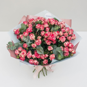 Букет кустовых роз с эвкалиптом