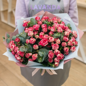 Букет кустовых роз с эвкалиптом