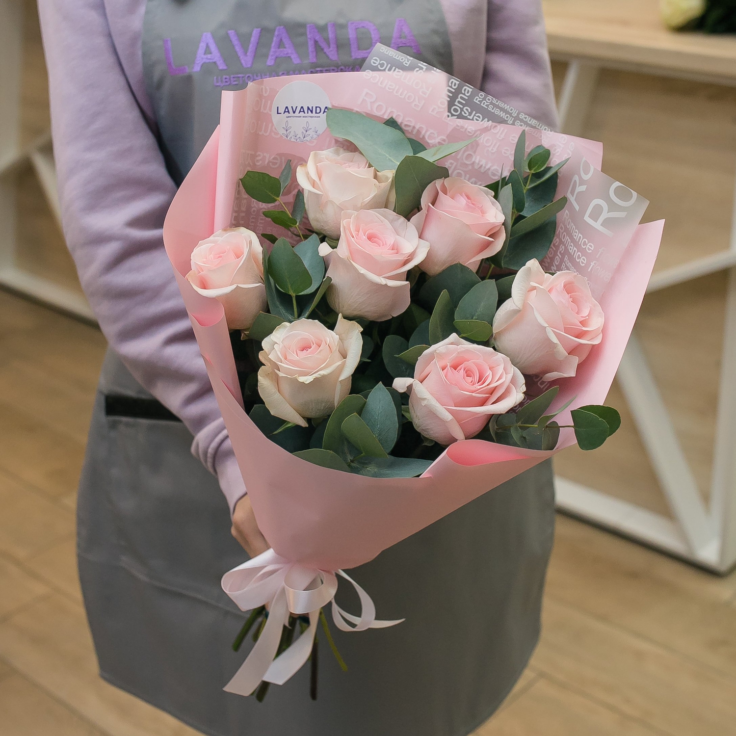Букет розовых роз в стильной пленке с эвкалиптом