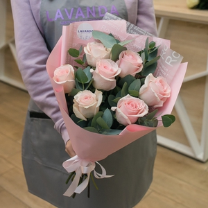 Букет розовых роз в стильной пленке с эвкалиптом