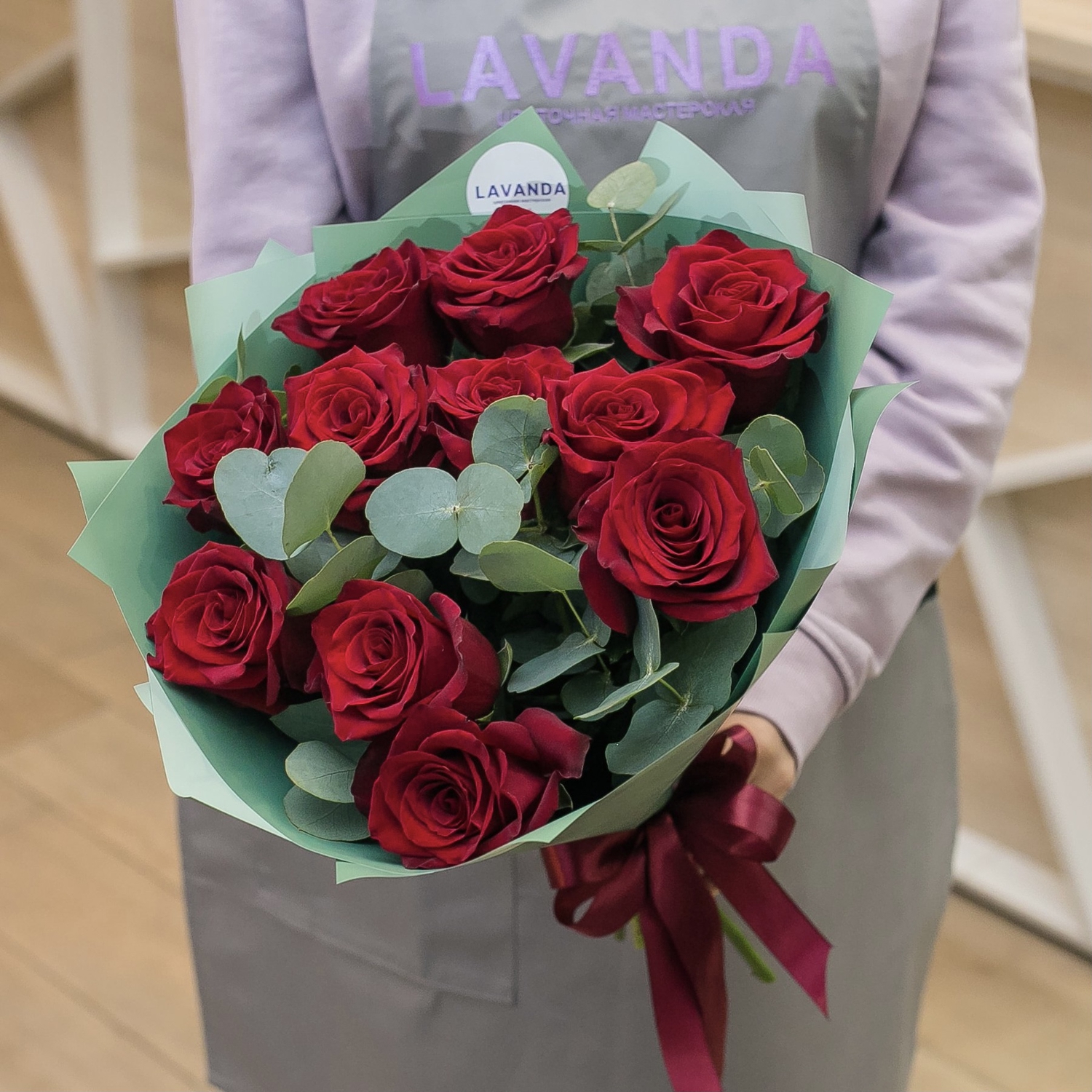 Букет красных роз в стильной пленке с эвкалиптом