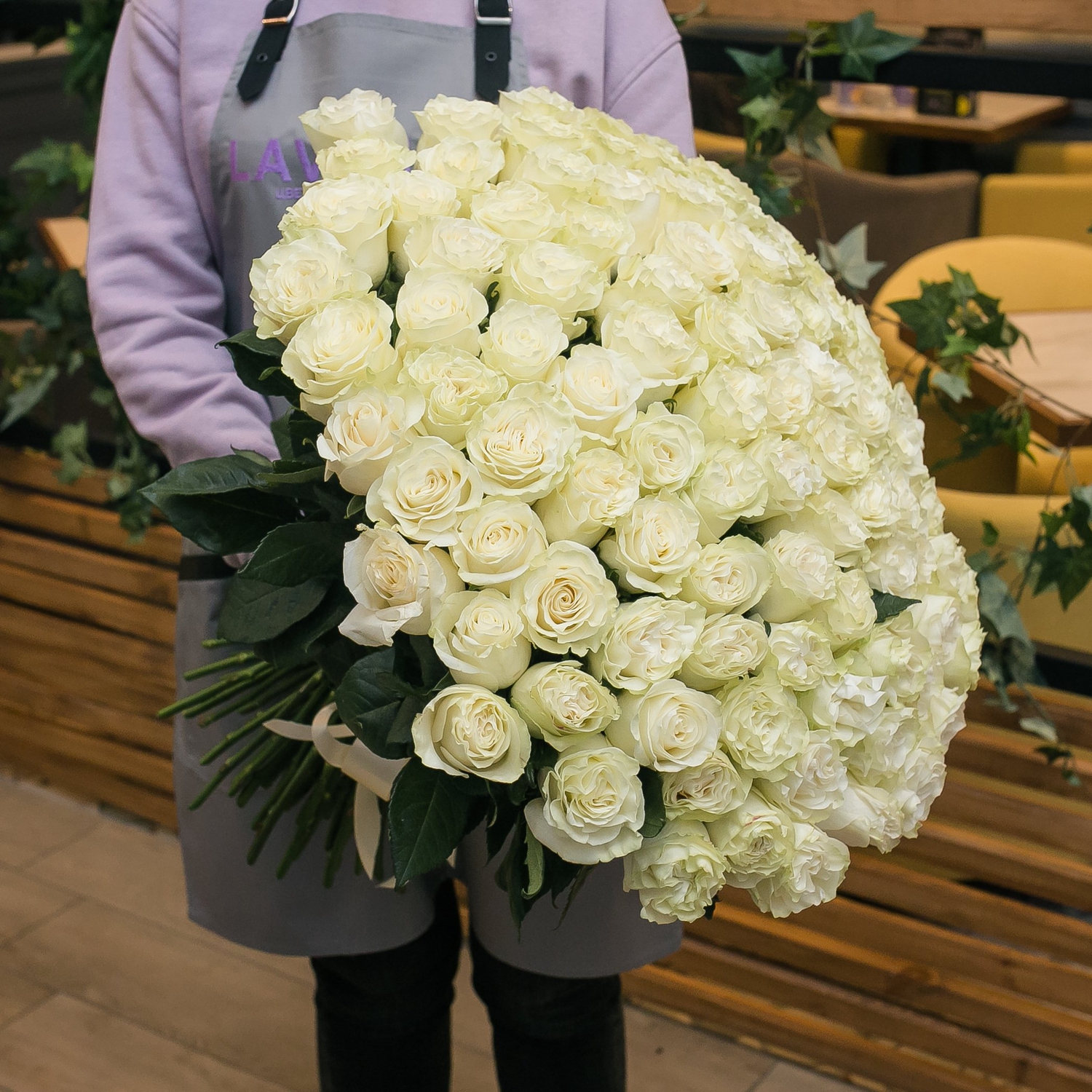 101 белая эквадорская роза 60 см.