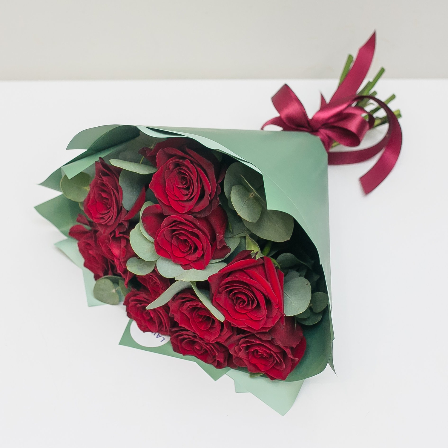Букет красных роз в стильной пленке с эвкалиптом