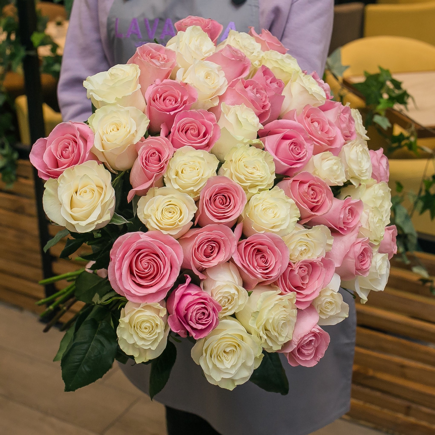 51 бело-розовая Эквадорская роза 60 см.