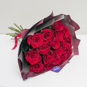 19 Эквадорских роз 50 см. в стильной пленке