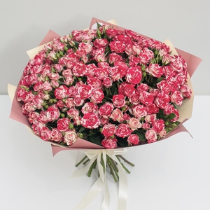 Большой букет кустовых роз