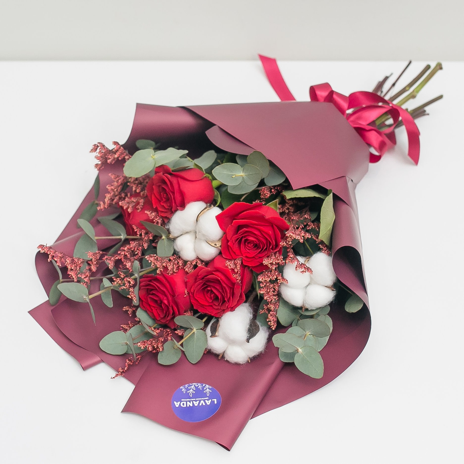 Зимний букетик с хлопком и красными розами