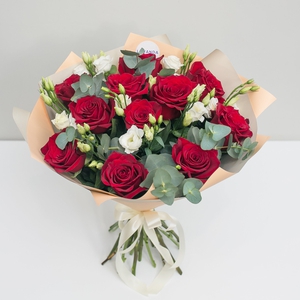 Букет красных роз с белоснежными лизиантусами