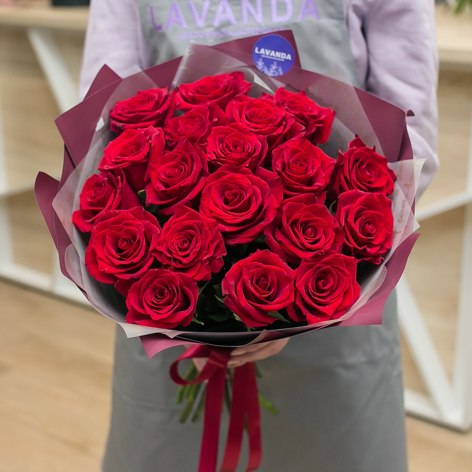 19 Эквадорских роз 50 см. в стильной пленке