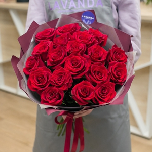 19 Эквадорских роз 50 см. в стильной пленке