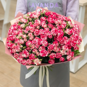 Большой букет кустовых роз