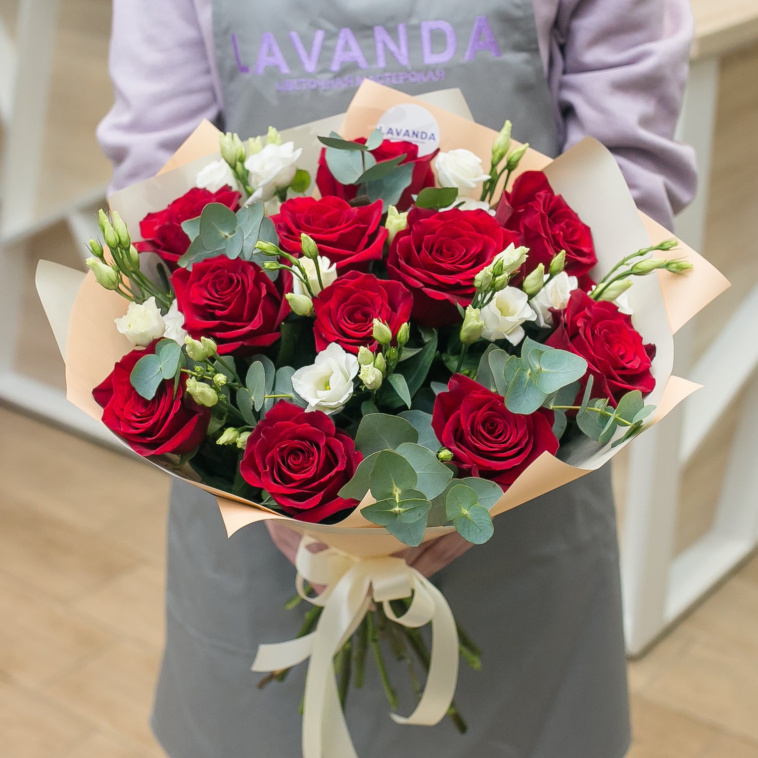 Букет красных роз с белоснежными лизиантусами