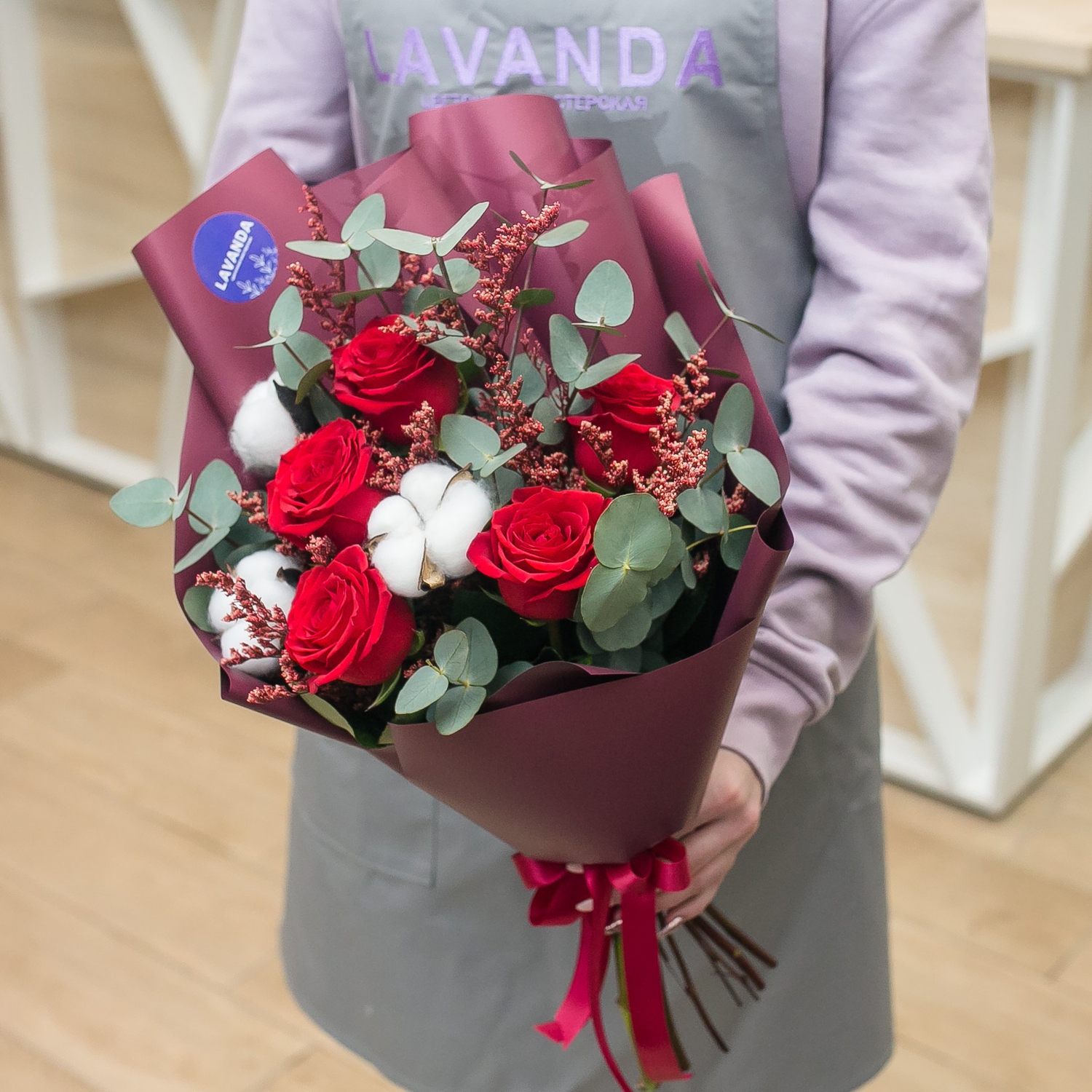 Зимний букетик с хлопком и красными розами