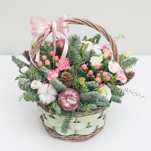 Зимняя цветочная корзина с розовым бантом