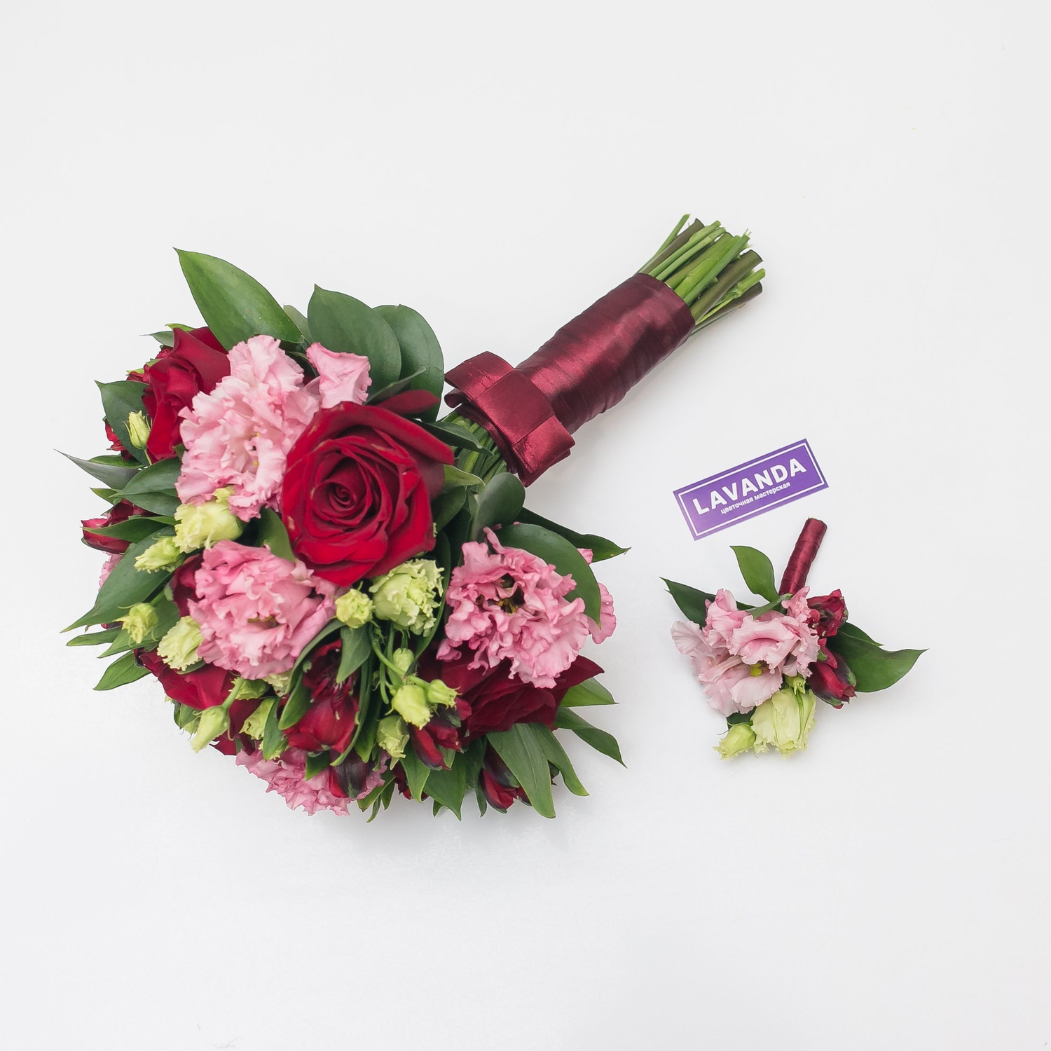 Букет невесты и бутоньерка из красных роз и альстромерий