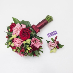 Букет невесты и бутоньерка из красных роз и альстромерий