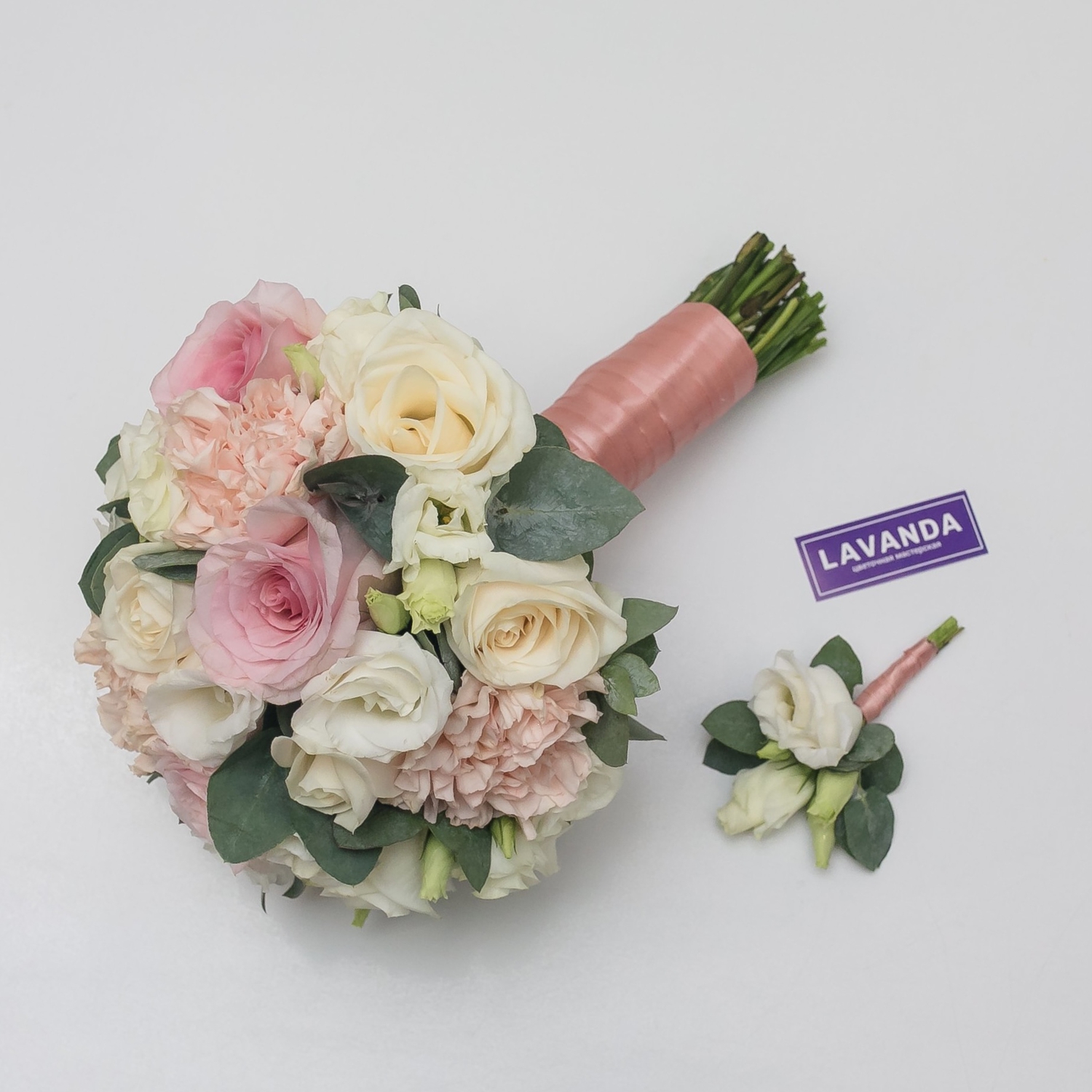 Букет невесты и бутоньерка нежных тонов