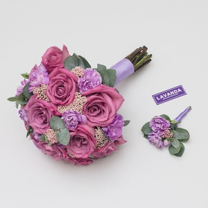 Букет невесты и бутоньерка из лиловых розочек