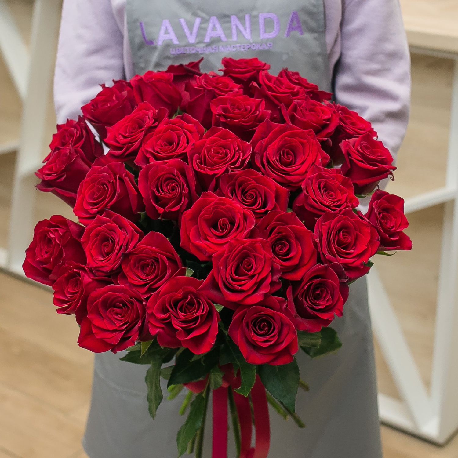 35 красных роз 50 см.