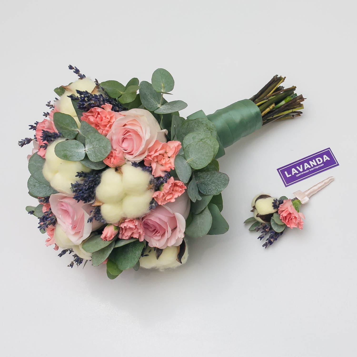 Букет невесты и бутоньерка из розочек, хлопка и лаванды