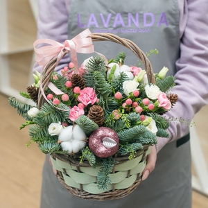 Зимняя цветочная корзина с розовым бантом