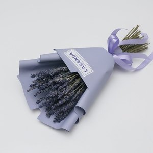 Букетик лаванды в сиреневой пленке