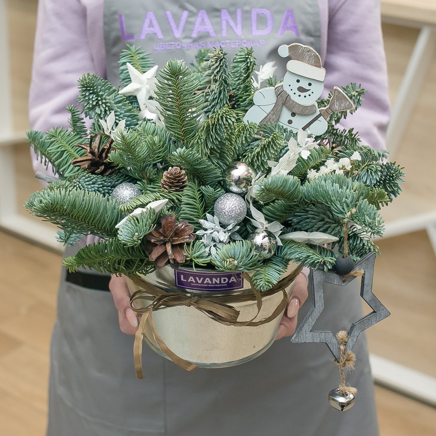 Снежная композиция со снеговиком