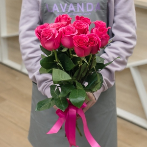 11 роз цвета фуксия 50 см.