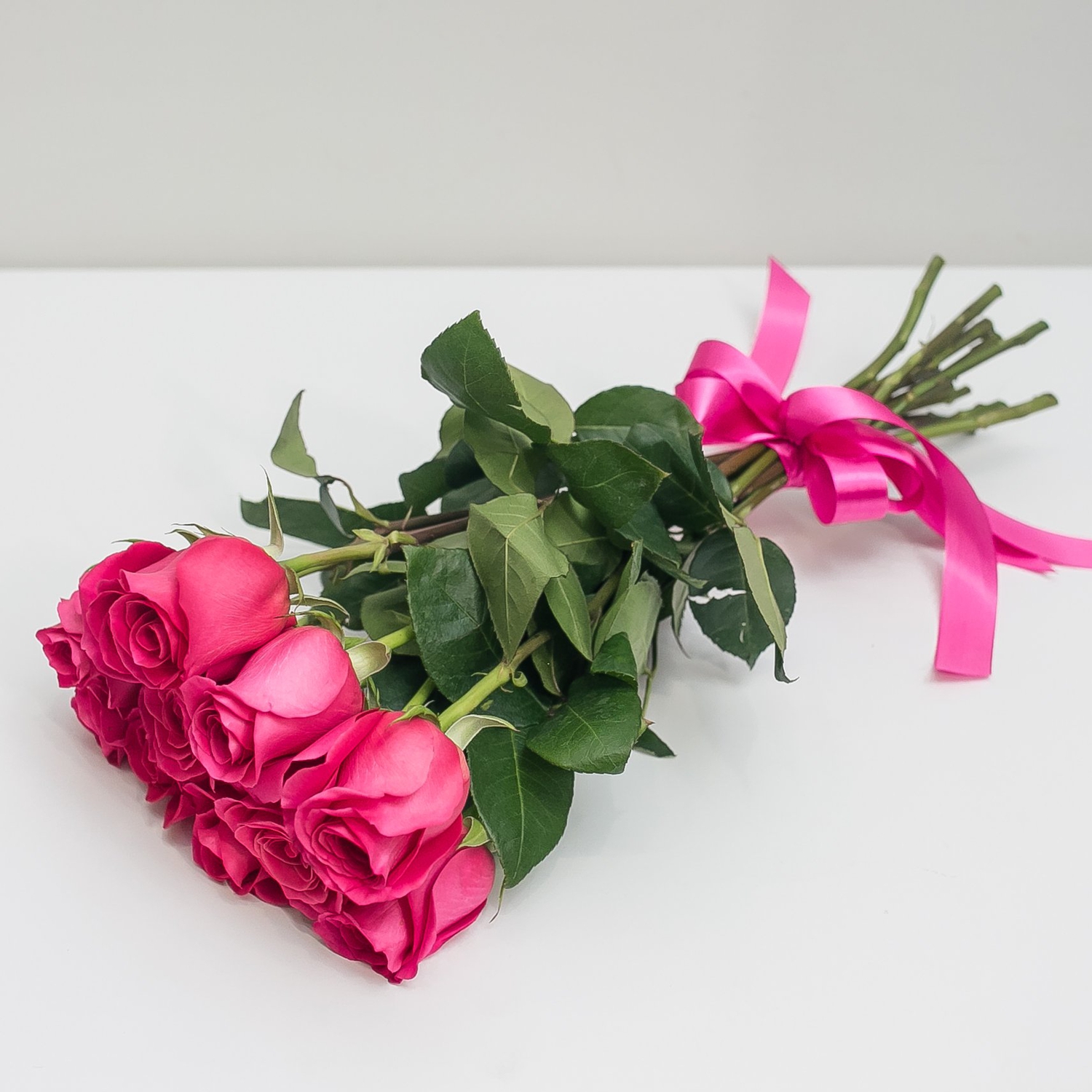 11 роз цвета фуксия 50 см.