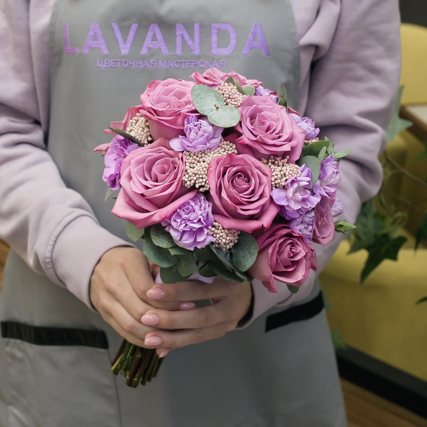 Букет невесты и бутоньерка из лиловых розочек