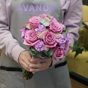 Букет невесты и бутоньерка из лиловых розочек