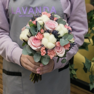 Букет невесты и бутоньерка из розочек, хлопка и лаванды
