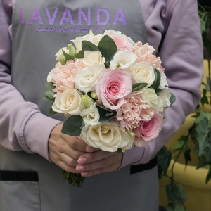 Букет невесты и бутоньерка нежных тонов