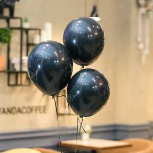 Черный шар с гелием
