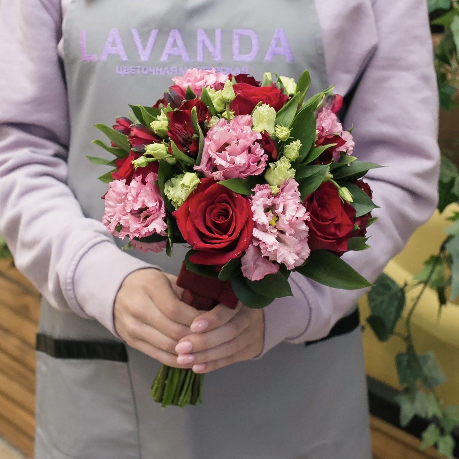 Букет невесты и бутоньерка из красных роз и альстромерий