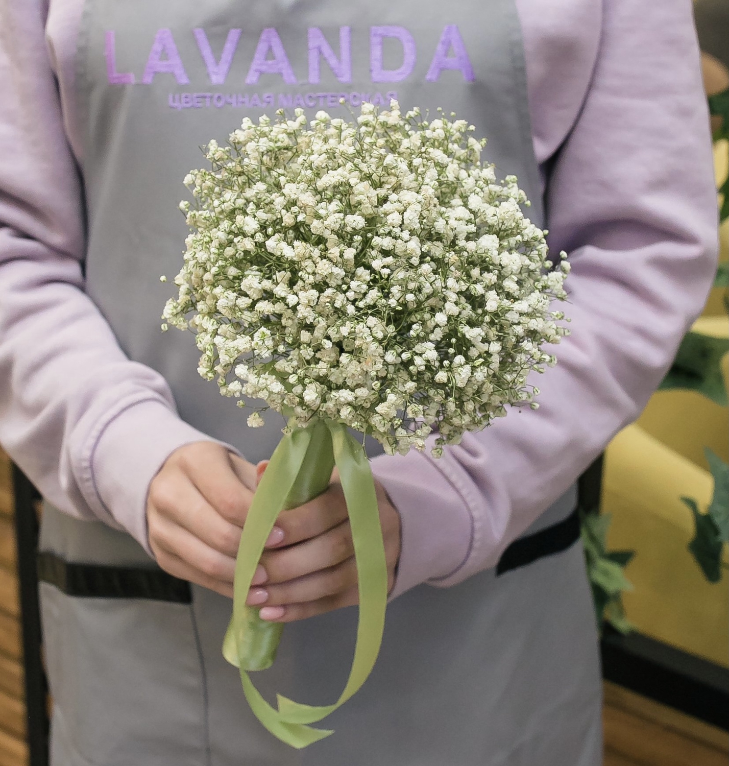 Букет невесты и бутоньерка из белых гипсофил