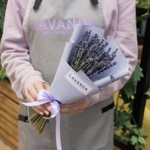 Букетик лаванды в сиреневой пленке