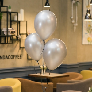 Серебристый шар с гелием
