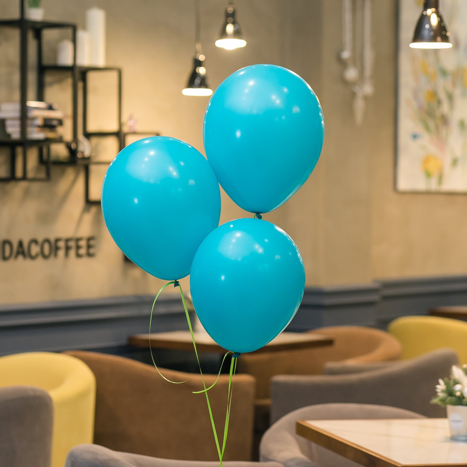 Бирюзовый шар с гелием