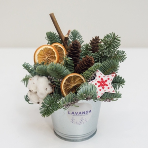 Новогодняя композиция с хлопком, шишками и апельсинами