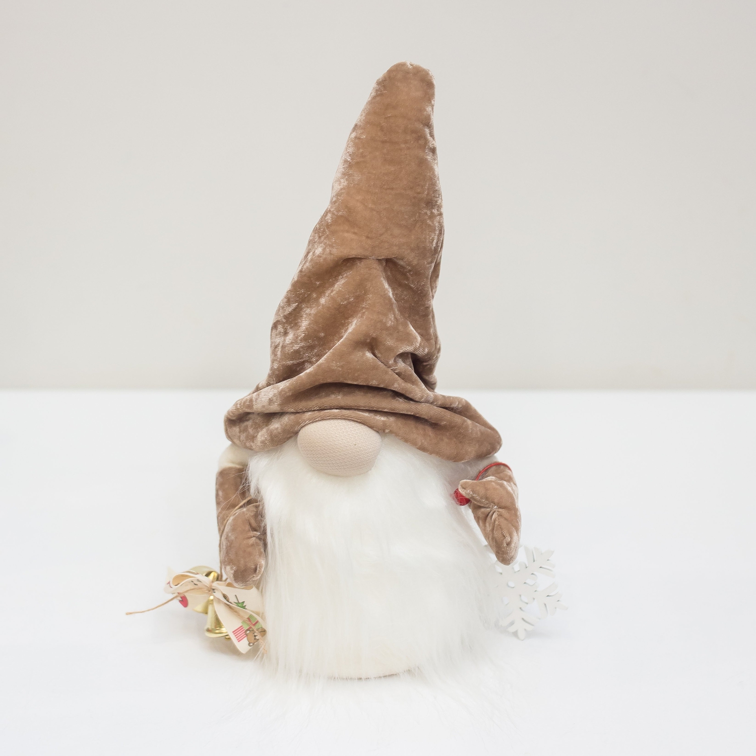 Коричневый гном со снежинкой