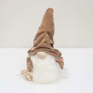 Коричневый гном со снежинкой
