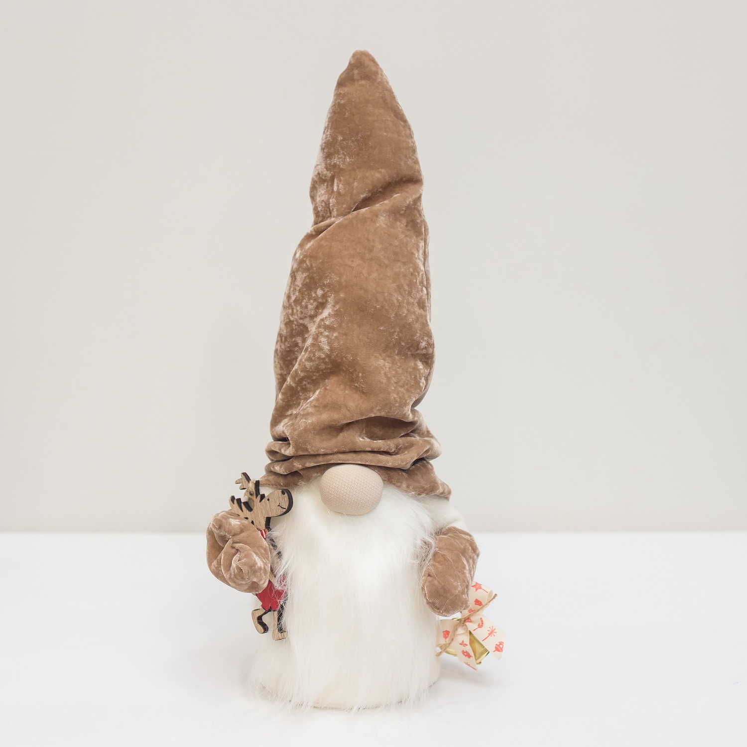 Коричневый гном с оленем