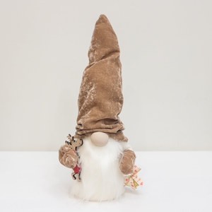 Коричневый гном с оленем